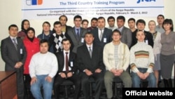 Самар Чокутаев на тренинге в Национальном центре информационных технологий в Бишкеке. Крайний справа в первом ряду. Источник фото it.kg