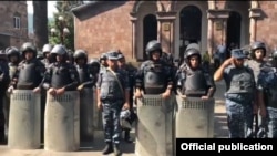 Полицейские силы на центральной площади Иджевана, 18 июля 2019 г․