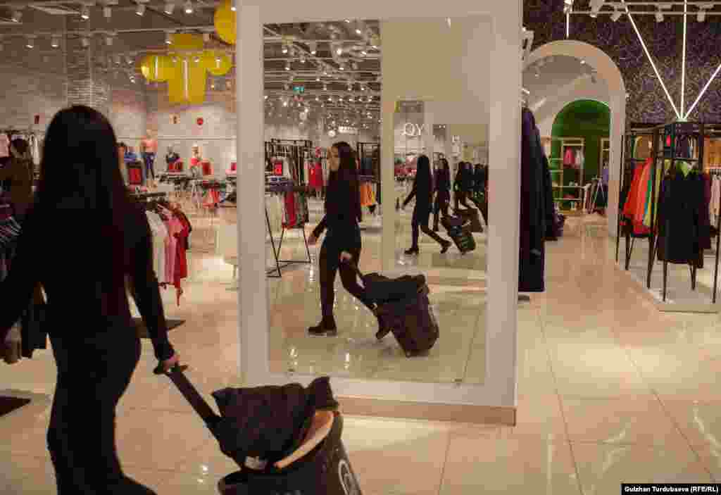 Тандаган буюмдары колуна батпаны үчүн араба сүйрөп алгандар да болду.&nbsp;