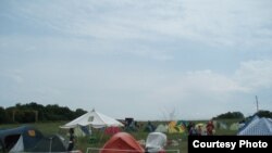Лагерь волонтеров, приехавших помогать пострадавшим от наводнения. Крымск, лето 2012 года