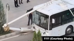 Azatlyk Radiosynyň redaksiýasyna gelip gowşan bir suratda köçäniň gyrasynda yşyklandyryş çyralary ýerleşýän sütüniň täze awtobusyň üstüne agyp duran pursatyny görse bolýar. Sentýabr, 2025 ý.