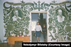 Розписи донецького художника Миколи Томенка на стінах спеціалізованої гуманітарної школи № 65