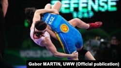 Айсулуу Тыныбекова кыз-келиндер күрөшү боюнча Сербиянын Белград шаарында өткөн Дүйнө кубогунун финалдык беттешинде латвиялык Анастасия Григорьева менен беттешип, кармаштын бүтөөрүнө бир нече секунда калганда атаандашын жерден дээрлик толук көтөрүп, далысы менен жерге чапты. Бул ыкмасы үчүн беш упай берилди. Тыныбекова атаандашын 14:0 эсебинде жеңип, алтын медаль тагынды. 16-декабрь.