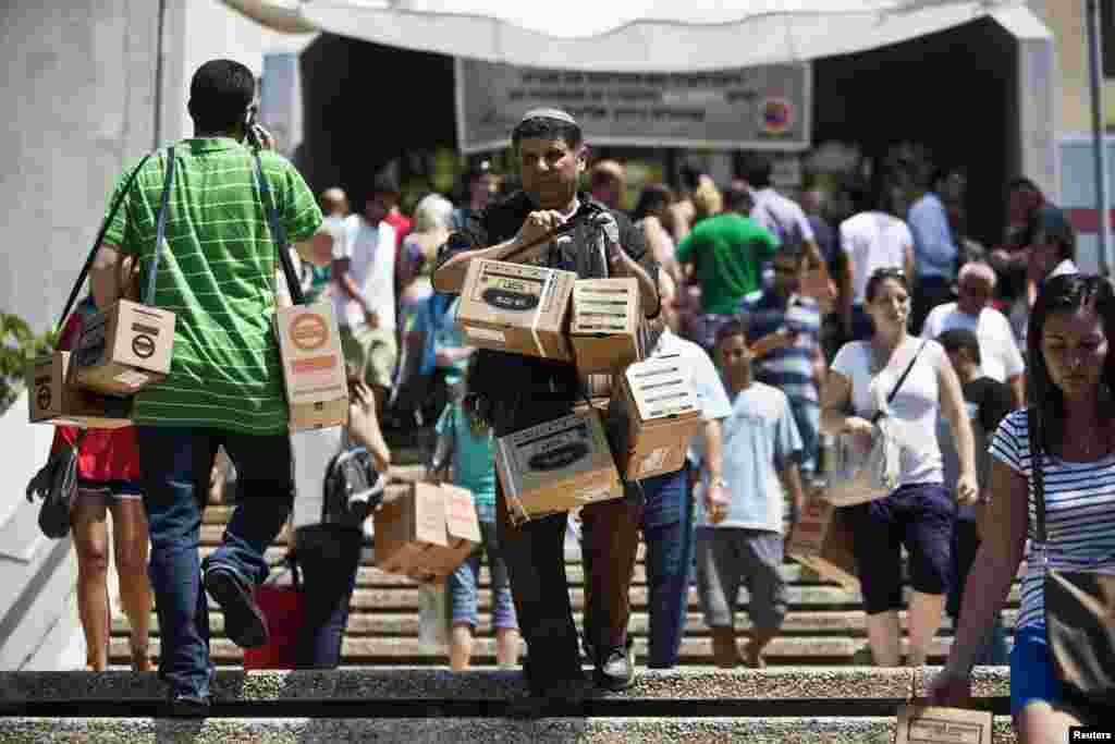 В Израиле из-за сообщений о химической атаки в Сирии жители массово закупают противогазы и продукты питания 