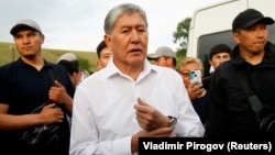Алмазбек Атамбаев жактоочулары менен Кой-Таштагы резиденциясында, 27-июнь, 2019-жыл.