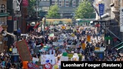 Хельсинкиде миңдеген адамдар Трамп жана Путиндин саясатына каршы демонстрацияга чыгышты. 15-июль, 2018-жыл.