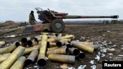 Український військовослужбовець біля гаубиці у Донецькій області. 20 лютого 2015 року