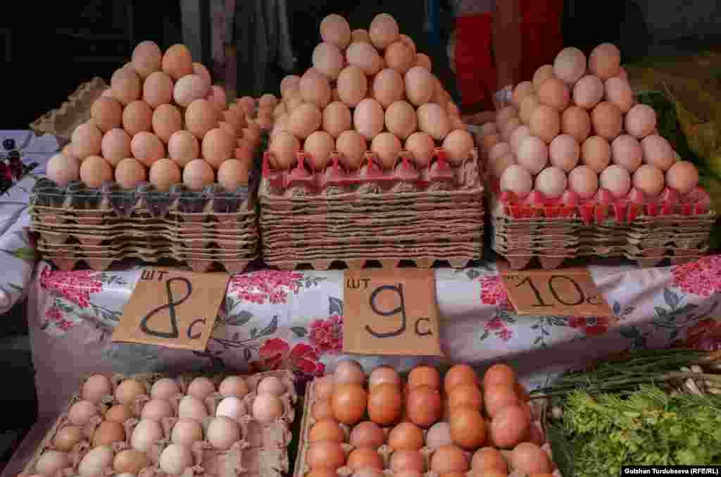 Былтыр 6-7 сомдон сатылган жумуртка 2021-жылдын башында 9-10 сомго чыкты.&nbsp;