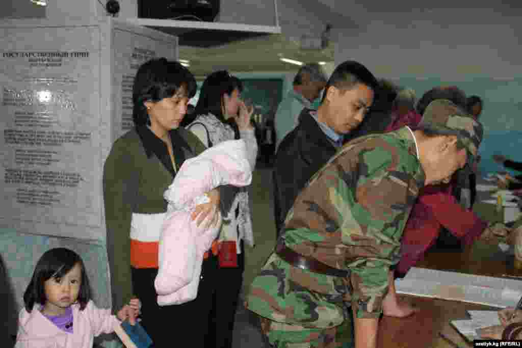 120 орундуу жаңы парламентке 29 партия ат салышууда. Шайлоодо жеңүү үчүн партиялар республика боюнча эң аз 5 пайыз, 7 облустан 0.5 пайыз добуш алышы керек.  