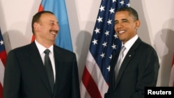 Arxiv fotosu: ABŞ prezidenti Barack Obama (sağda) Azərbaycan Presidenti İlham Əliyevlə Nyu-Yorkda görüş zamanı. 24 sentyabr 2010