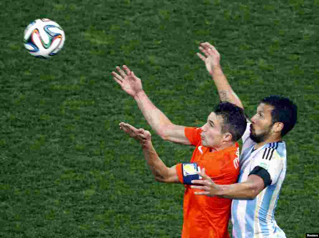 Аргентина бар тими Ҳолланд аз рӯи пеналтӣ бо ҳисоби 4-2 ғолиб шуд