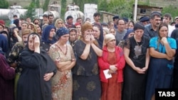 Стихийный митинг собрался на дороге республиканского значения Дербент - Рутул, движение участники акции протеста перекрыли камнями