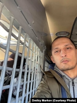 Дмитрий Марков в автозаке