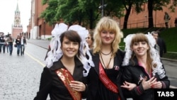 Выпускницы в День последнего звонка во время прогулки на Манежной площади, 25 мая 2008