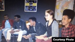 Салтанат борбордон чыккан айрым балдар менен сыймыктанарын айтат.