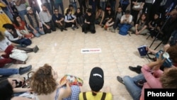 Armenia - Protesters hold a sit-in inside the Yerevan municipality building, 16 May 2018.