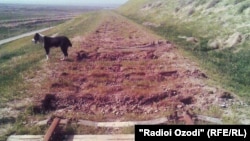 Разобранная часть железной дороги, соединявшей Узбекистан и Таджикистан. 22 марта 2012 года.