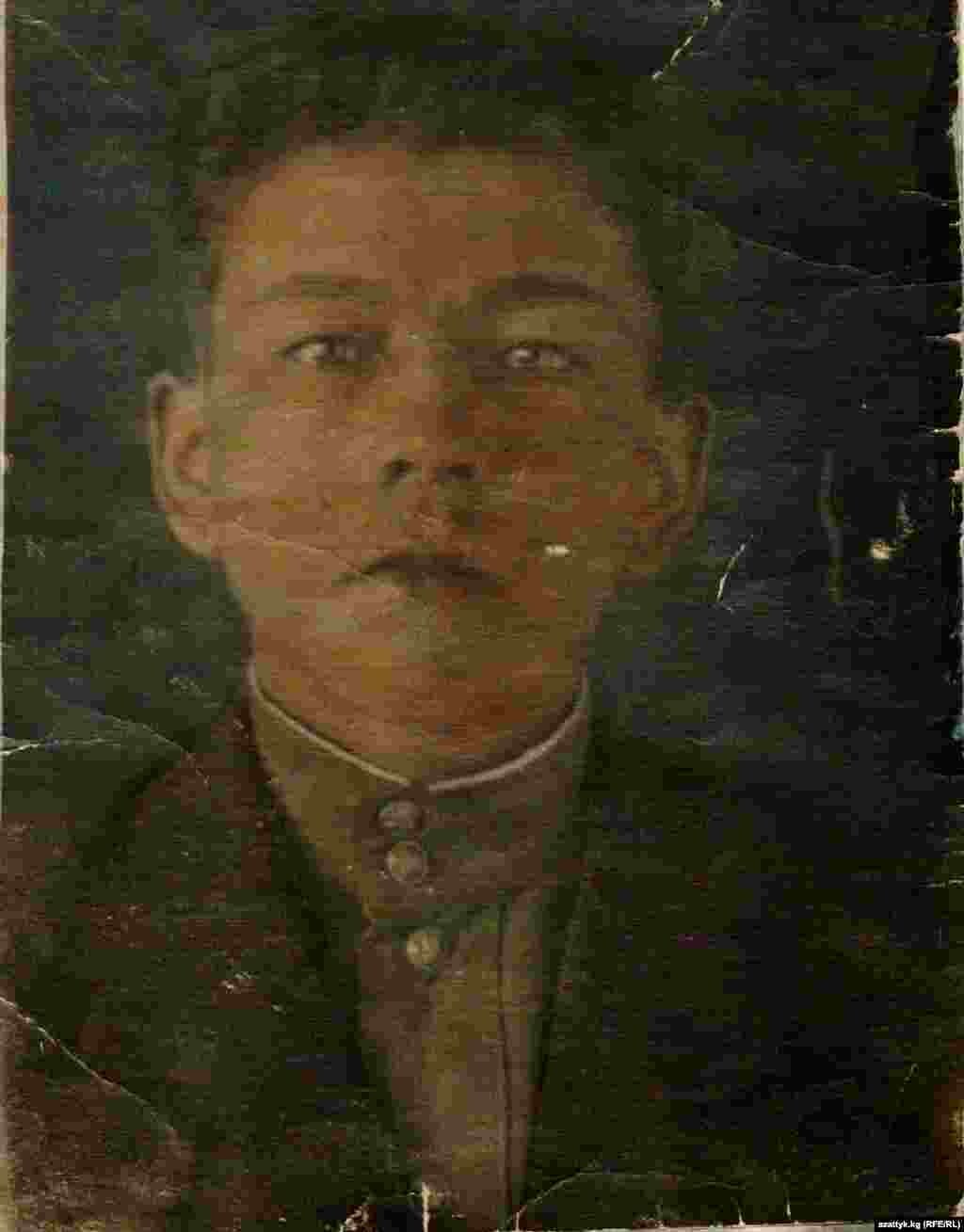 1923-жылы Ысык-Көлдүн Саруу айылында туулган Асек Урмамбетов майданга 1943-жылдын июнь айында кирген. Ал согушта Украинада, Беларуста, Балтика боюнда жүргөн. 1944-жылы бутунан жарадар болуп, үч айдан кийин бутун кесип салышкан. Урмамбетов кыргыз коомчулугуна акын катары да белгилүү. 75 жашында ыр жазып баштаган ардагер бир канча китептин автору. ​Учурда ал Бишкек шаарында жашайт. (Жеке архивдеги сүрөт) &nbsp;