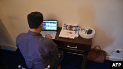 یکی از مهاجران افغان که در انتظار انتقال به بریتانیا است