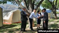 Чек арадагы куралдуу жаңжалда документтерин жоготкон 17 жаранга паспорт берүү учуру. Баткен. 18-май, 2021-жыл.