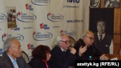 (çepden-saga) Režissýorlar Hojaguly Narlyýew, Elga Lindina, Bulat Mansurow we Konstantin Şerbakow Gyrgyzystandaky duşuşykda, 16-njy noýabr, 2010-njy ýyl.