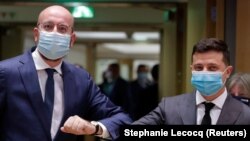 Президент України Володимир Зеленський (п) і президент Європейської ради Шарль Мішель (л)