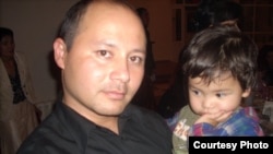 Беженец Максет Джаббабергенов с дочерью. Фото из личного архива.  