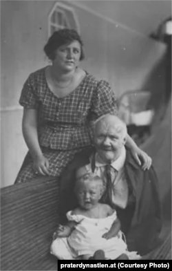 Николай Кобельков с семьей