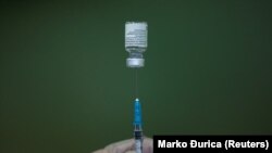 Medicinski radnik napunio špricu vakcinom Pfizer-BioNTech u centru za vakcinaciju COVID-19 u Zdravstvenom centru u Nišu