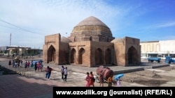 Шаҳрисабзнинг Эски шаҳар қисмида янги ва замонавий биноларнинг қурилиши¸ БМТ мутахассислари хавотирига кўра¸ қадим шаҳарнинг тарихий қиëфасини бутунлай ўзгартириб юбормоқда.