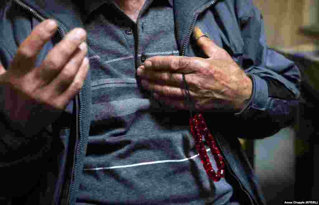 После ухода Али грек Георгиос Каларас перебирает свои четки и говорит журналисту Радио Свобода, что вряд ли его деревня сможет принять еще больше беженцев: &quot;У нас не такая сильная экономика, как в Германии, - нам самим не хватает рабочих мест&quot;.