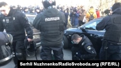 Біля Ради сталася штовханина між поліцією і учасниками мітингу проти продажу землі, 17 грудня 2019 року