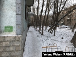 Свежая надпись о продаже синтетических наркотиков, появившаяся на одном из домов в городе Темиртау.