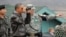 Prezidenti Obama Günorta Koreýa bilen Demirgazyk Korýanyň araçägindäki “Demilitarizasiýa zonasy” diýlip atlandyrylýan ýerde Demirgazyk Korýanyň territoriýasyna dürbi arkaly syn edýär. 25-nji mart, 2012. 