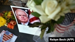 Кветкі на мэмарыяле ля офісу Маккейна ў Арызоне