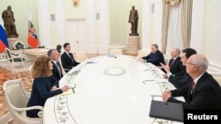 Vladimir Putin i-a primit la Moscova pe emisarul special SUA Steve Witkoff (în mijloc, în stânga) și pe ginerele lui Trump, Jared Kushner.