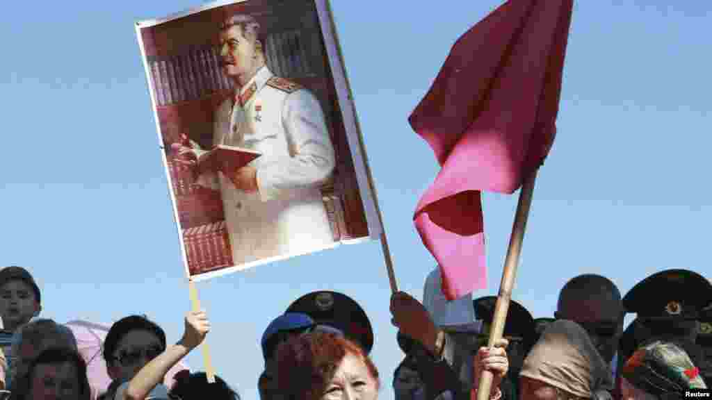 Портреты Сталина в разной вариации постоянно мелькали среди праздничной толпы в День Победы в Бишкеке