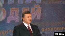 Шайлоонун ырасмий жыйынтыктарын күтпөй эле Региондор партиясынын лидери Виктор Янукович өзүн жеңүүчү кылып жарыялап алды. 