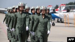 Кытай аскериндеги учкуч келин-кыздар.