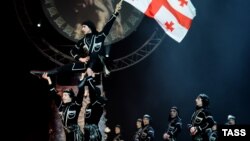 По мнению солиста ВИА "Иверия" Вахтанга Татишвили, танцевать и петь всегда можно, если тебе поется и танцуется