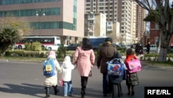 Икки ёки уч фарзанди бор оилалар бу йилги ўқув йилини бошлаб олиш бир миллион сўм атрофида харж қилишига тўғри келмоқда.