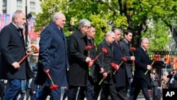 КМШнын лидерлери мемориалга гүл коюу үчүн баратат. Москва. 2015-жыл. 