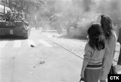 Радянські танки їдуть до будівлі Чехословацького радіо у Празі.1968 рік