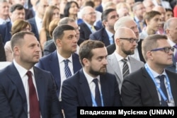 Андрій Єрмак (л), Кирило Тимошенко та Іван Баканов у першому ряду під час виступу на конференції YES-2019