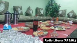 در سالهای گذشته خانواده های زیادی توانایی چیدن دسترخوان رنگین را داشته اند٬ اما در این دو سه سال هر روز به صف فقرا افزوده شده است