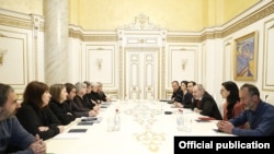 Վարչապետ Փաշինյանն ընդունել է որդեկորույս ծնողներին, արխիվ։