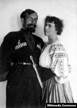 Павел Дыбенко жубайы Александра Коллонтай менен.