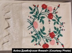 Вышыты вянок на ручніку