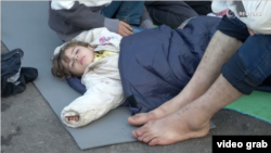 Сербия менен Венгриянын чек арасында отурган качкындар