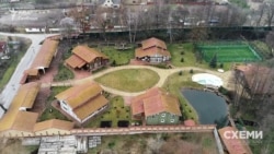 Поруч з будівлею – штучне озеро, тенісний корт та басейн